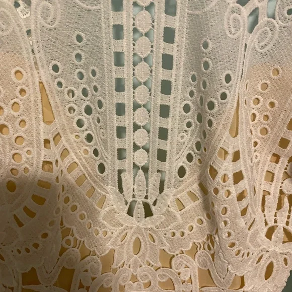 Elegant Lace Midi Dress in Cream - Picture 4 of 4